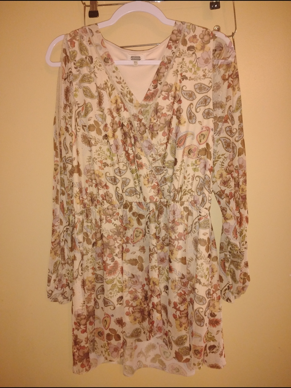 gimmicks by BKE Cream Paisley Floral Long-Sleeve Blouse Dress